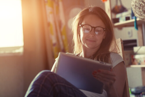 Mujer leyendo en una tablet y consultando algunas de las redes sociales de libros.