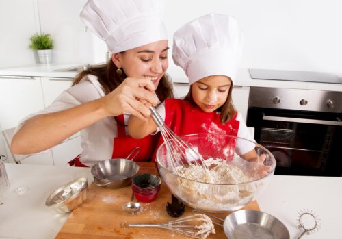 Niña ayudando a su madre a cocinar.