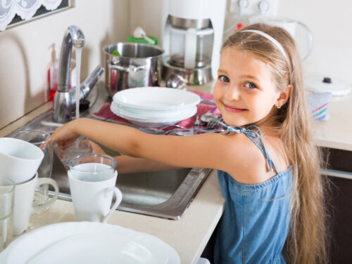 Une jeune fille qui fait la vaisselle.