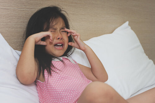 Niña llorando para expresar sus emociones, una de las cosas que no hay que prohibir a los hijos.