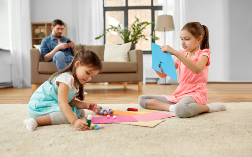 Niñas haciendo manualidades infantiles con pompones.