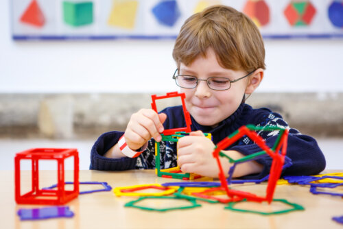 Niño aprendiendo matemáticas gracias al método ABN.