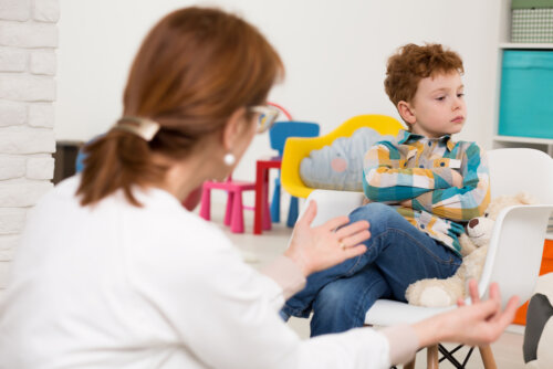 Niño enfadado por todo debido a que está sufriendo la adolescencia infantil.