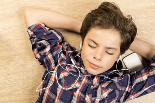 Niño escuchando música para afrontar la cuarentena.