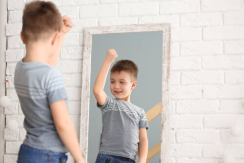 Niño contento frente al espejo aprendiendo a gestionar su diálogo interno.