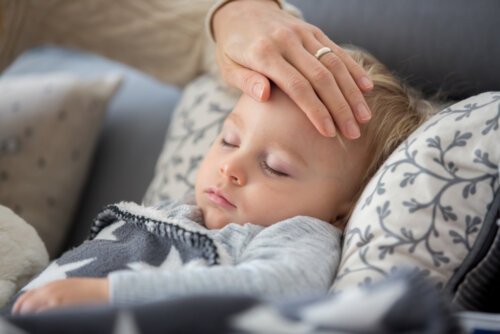 Un enfant avec de la fièvre qui dort.