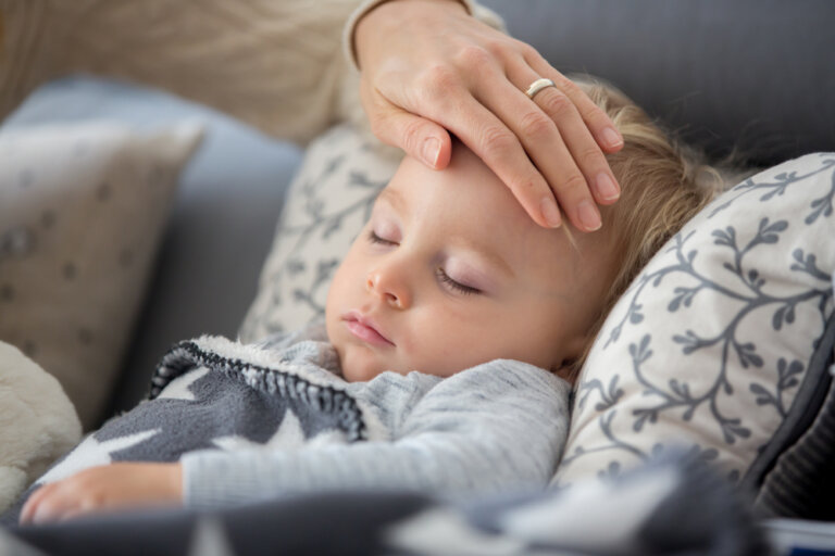 ¿Qué pasa si mi hijo tiene tos o fiebre durante la cuarentena?