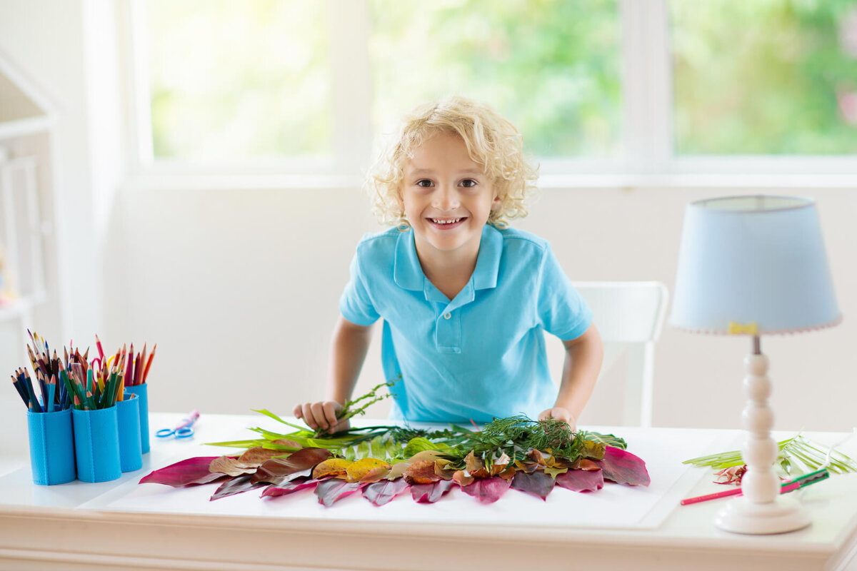 Niño haciendo actividades lúdicas para aprender sobre las plantas.