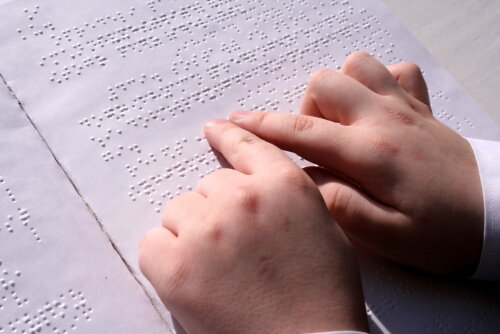 Niño leyendo en braille debido a su discapacidad visual.