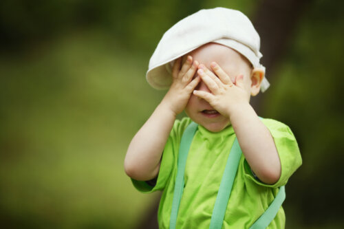 Niño haciendo una de las actividades para trabajar con niños con discapacidad visual.