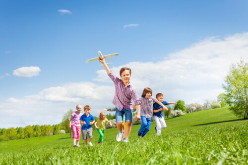 Niños jugando en la naturaleza.
