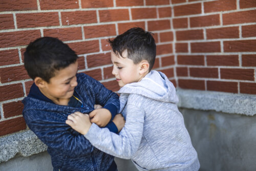 Niños pegándose.