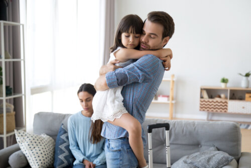 Padre despidiéndose de su hija debido a la custodia compartida.