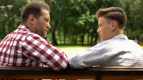 Padre hablando con su hijo adolescente y aprendiendo a discutir en positivo.