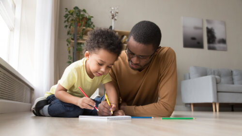 Padre e figlio giocano usando solo carta e penna.