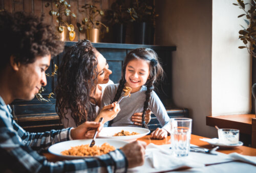 Por qué acostumbrar a los niños a comer igual que un adulto