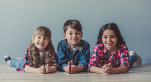 Tres hermanos sonriendo.