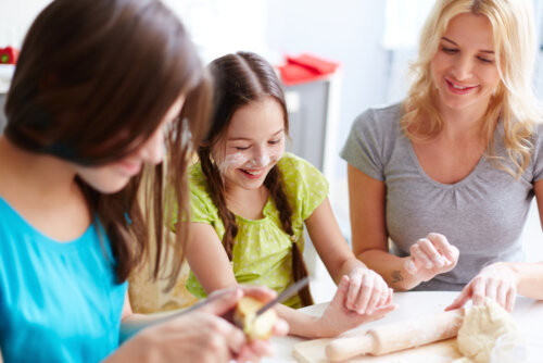 Chicas adolescente haciendo una pizza con su madre.