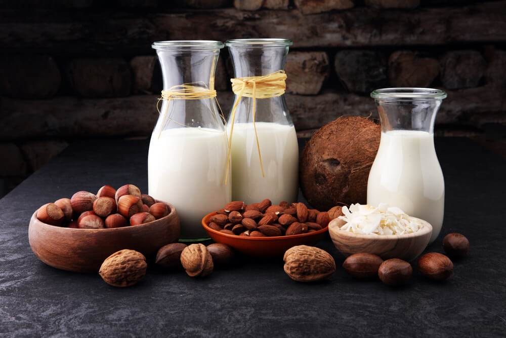Diferentes tipos de bebidas vegetales o leches no lácteas.