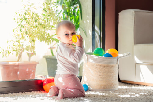 Bebé jugando con el cesto de los tesoros durante su evolución en el primer año de vida.