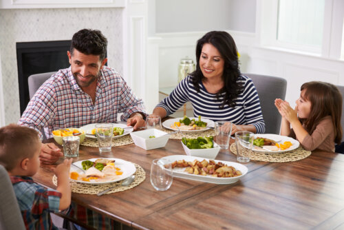Familia comiendo unida, uno de los tipos de familias saludables.