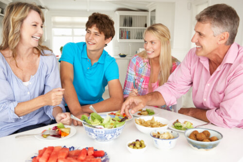 Familia comiendo unida durante la cuarentena para evitar conflictos.