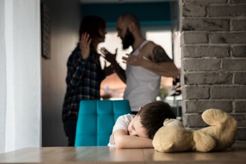 Padres teniendo una fuerte discusión delante de su hijo.