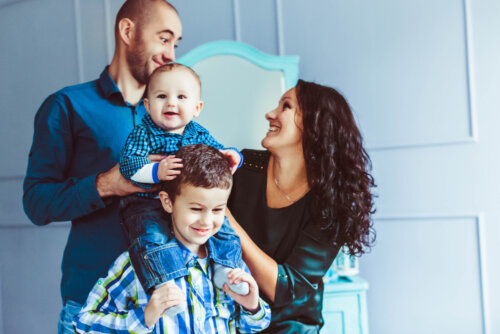 Familia posando feliz.