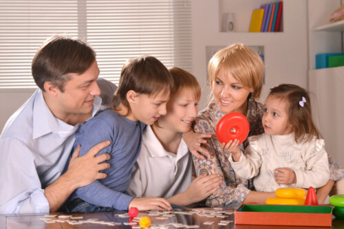 Famille jouant à des jeux d'observation.