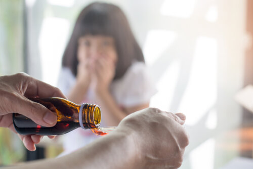 Une jeune fille nerveuse devant une cuillère de médicament.