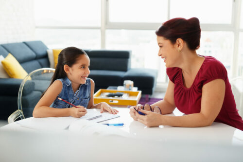 Madre ayuda a su hija con la tarea escolar para que no sea tan desorganizada.