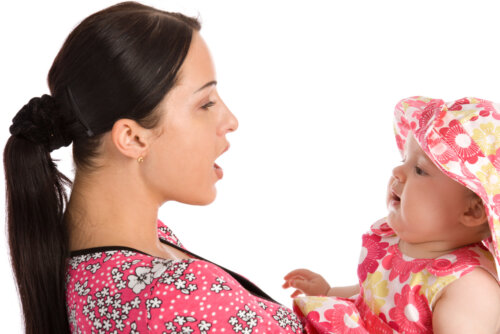 Mamá hablando con su bebé durante la etapa prelingüística.