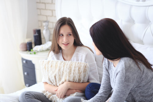 Madre hablando con su hija sobre la mala conducta sexual.
