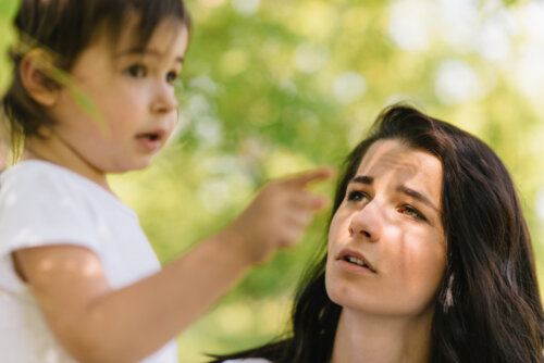 Madre hablando con su hija para estimular su fluidez verbal.