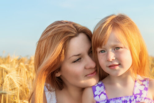 Madre abrazando a su hija altamente sensible.