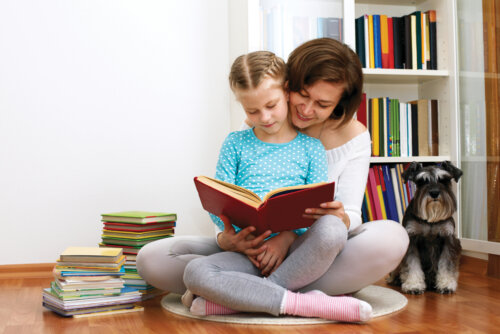 Madre e hija leyendo libros en la biblioteca de su casa para estimular la lectura.