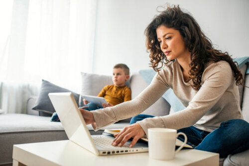 Madre e hijo haciendo cosas de manera autónoma.