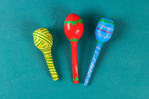 Las maracas son uno de los instrumentos musicales caseros para hacer con tus hijos.