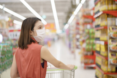 Mujer haciendo la compra en el supermercado durante el confinamiento.