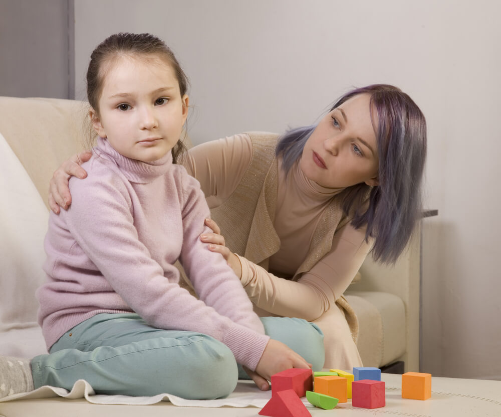 Une adulte avec une jeune fille atteinte du spectre du trouble autistique.