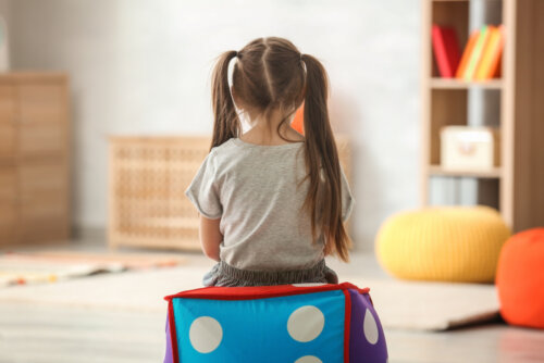 Niña con autismo mirando a la pared.