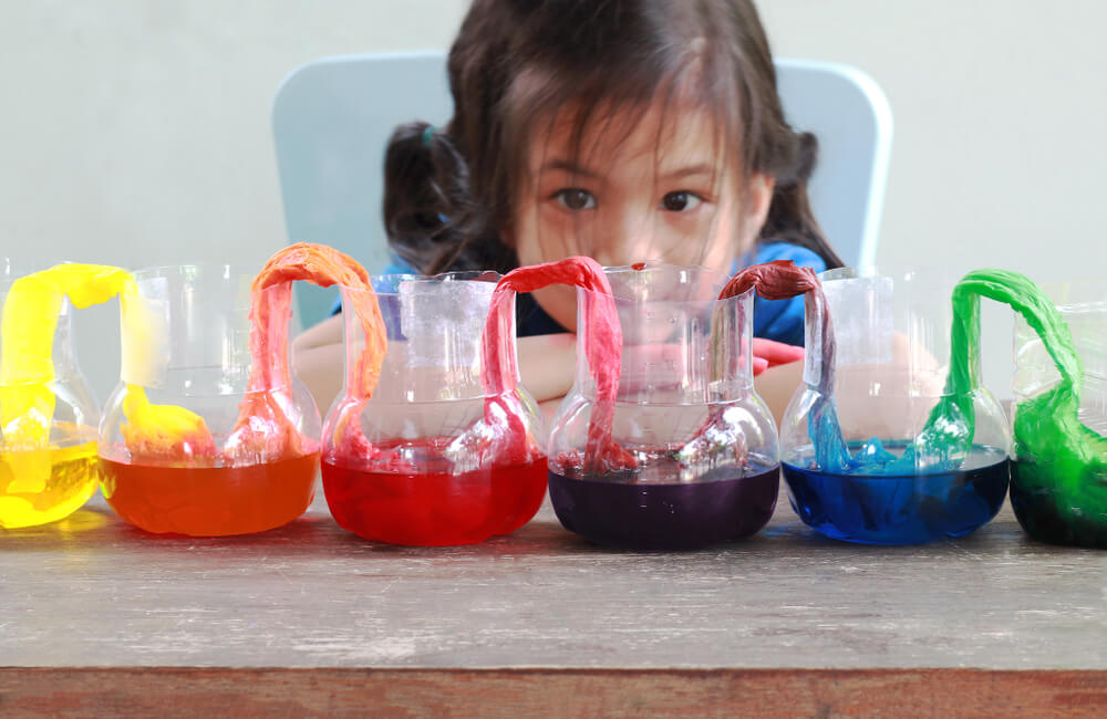 Niña con un experimento con agua.