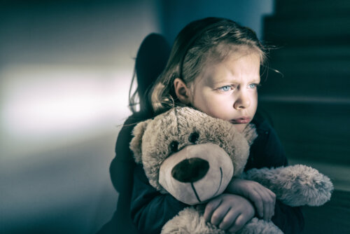 Fille étreignant un ours en peluche en signe de la dépravation affective dont elle souffre.