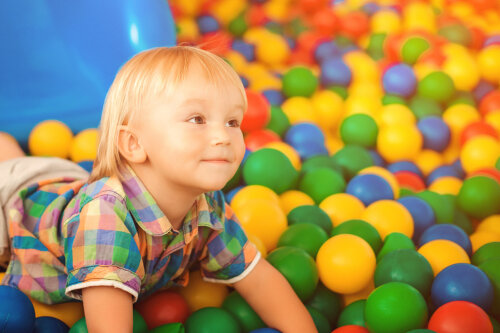 Niño en un parque de bolas infantil.