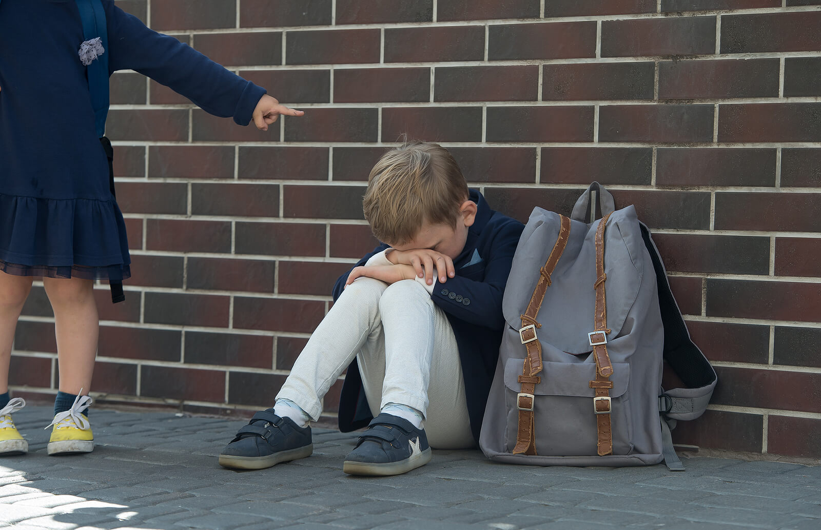 Niño sufriendo bullying en la escuela.
