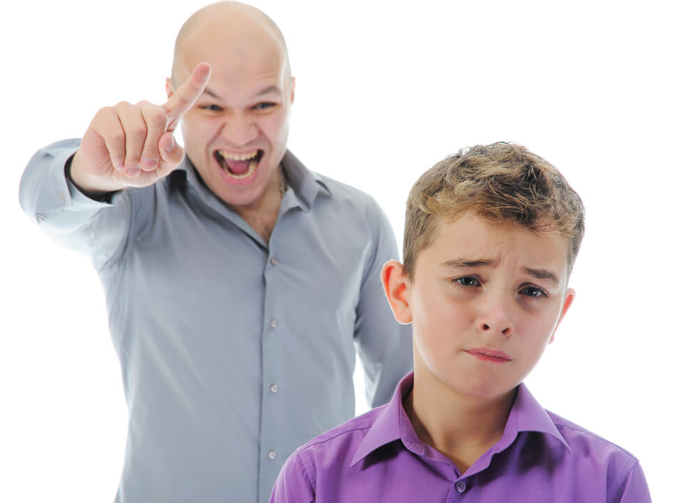 ¿Qué tono de voz debes utilizar al disciplinar a tus hijos?