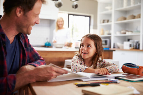 Padre con su hija llevando a cabo una educación en casa.