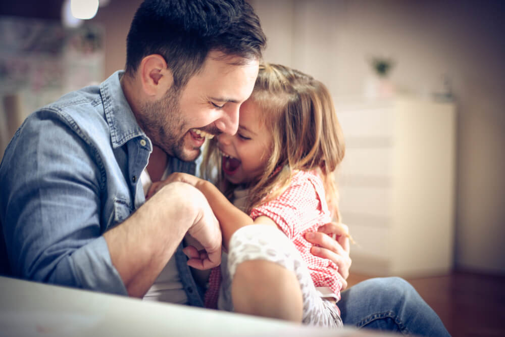 Padre jugando con su hija.