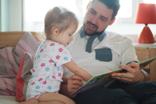 Padre leyendo un cuento a su hija y empezando a aplicar los cuatro acuerdos en su educación.