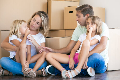 Padres hablando consus hijas sobre el cambio de hogar.